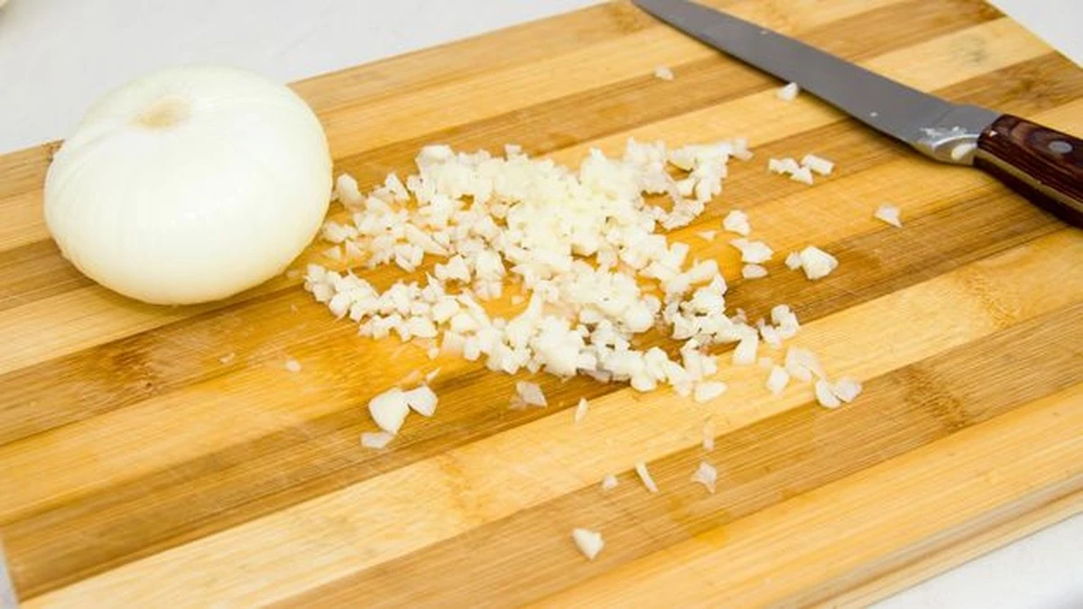 koniecezprzykro-extra-1.webp Koniec łez przy krojeniu cebuli: 1 trik szefów kuchni z 38-letnim stażem, który musisz znać - image 1