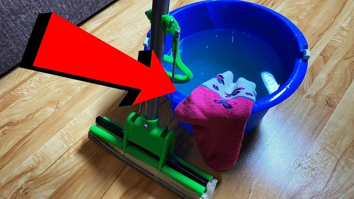 Stare skarpety zamiast mopa? Ten trik sprawi, że podłoga zaleje się czystością