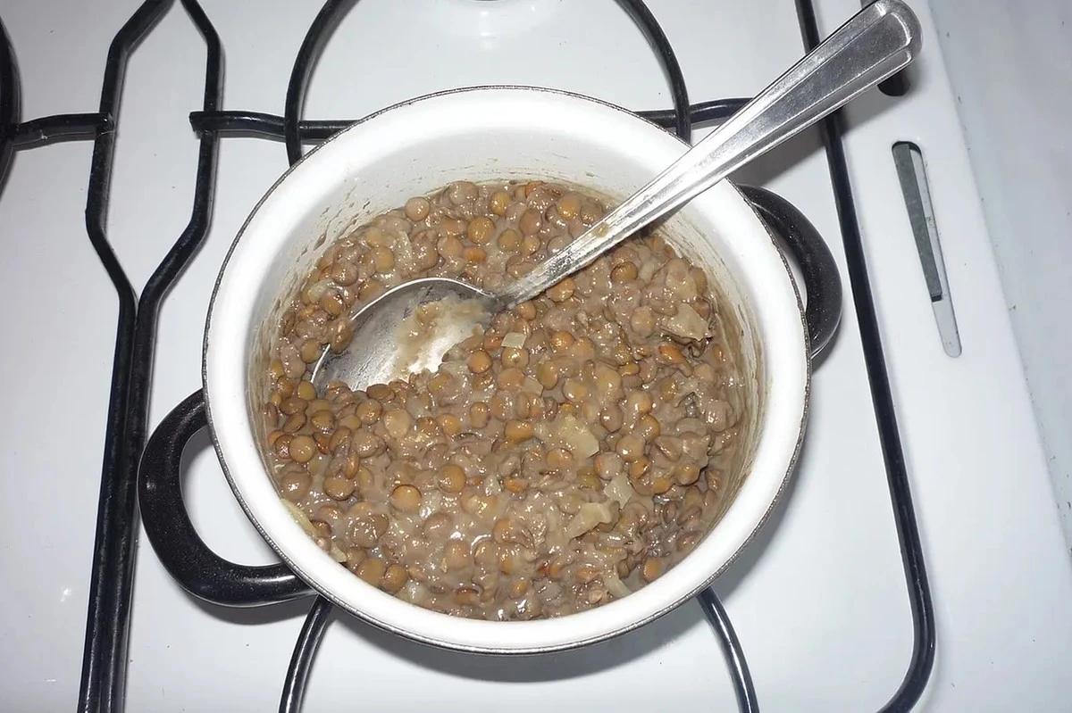 Zapomniane obiady z lat 50.: Proste dania, których dziś nie znają nawet babcie