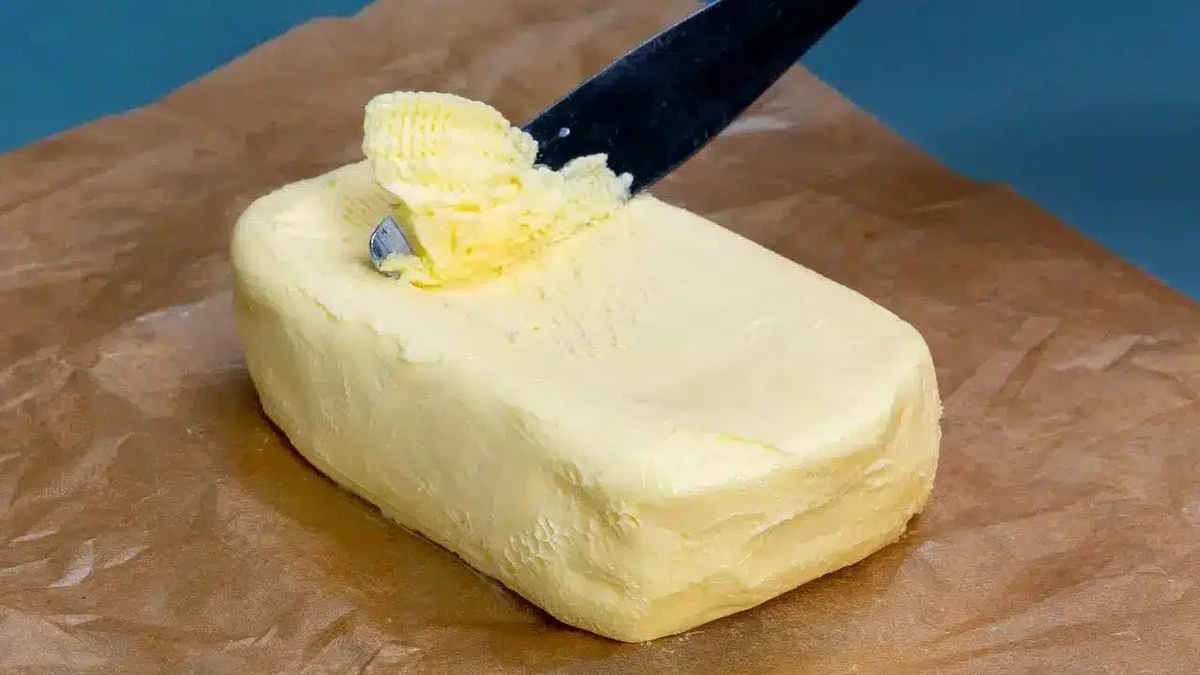 Dlaczego mistrzowie kuchni dodają tę nietypową rzecz do masła? Sekret irlandzkiego przysmaku w Polsce