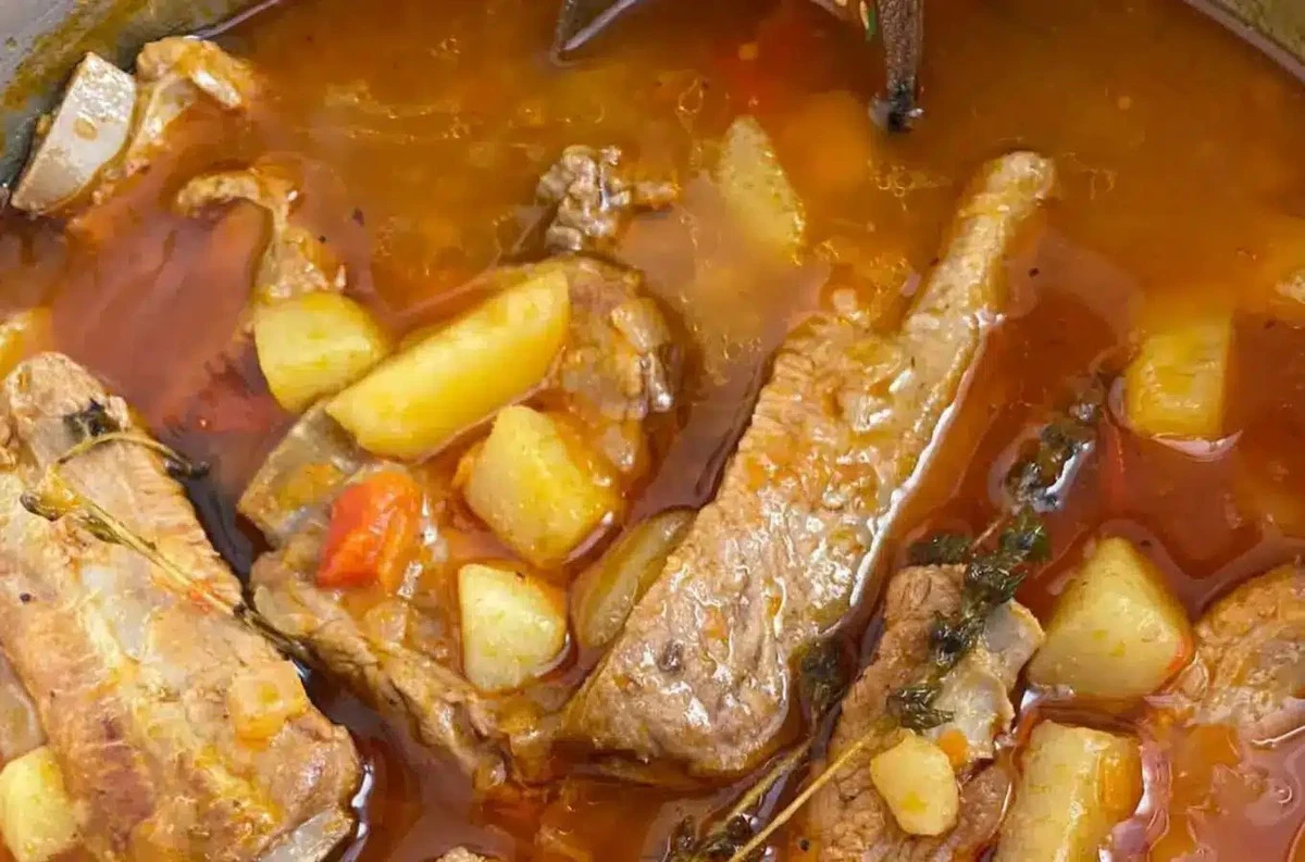 Dlaczego zupa gulaszowa pokonuje rosół. Ten jeden składnik czyni ją królową polskich stołów