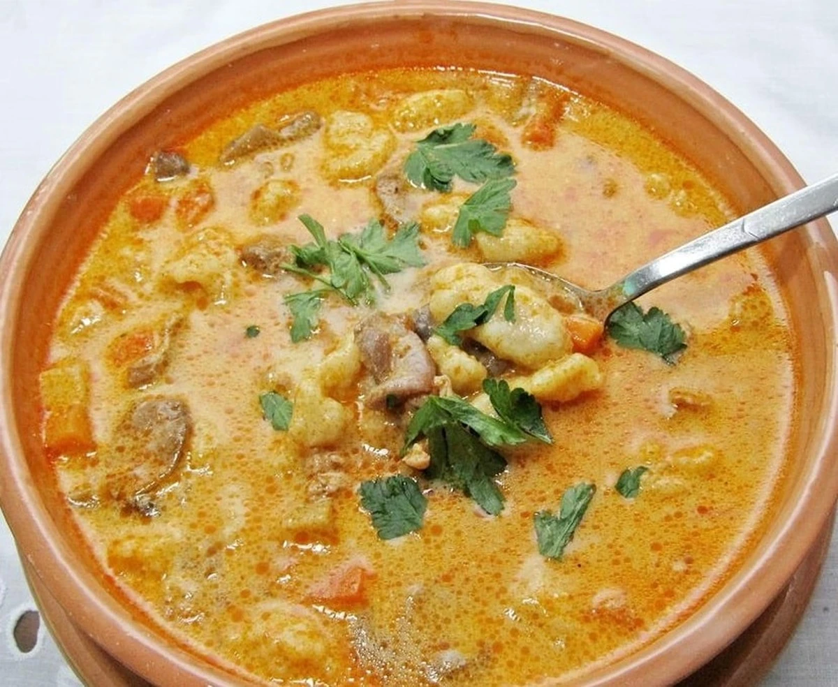 Sekret wilgotnej i sycącej betyárgulyás: babcia zdradziła prosty trik z Alföldu