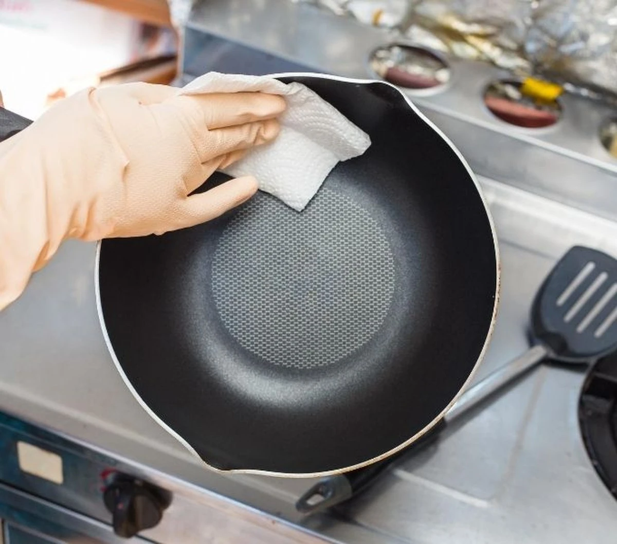 Prosty sposób na przywrócenie blasku starej patelni: mieszanka, która rozpuszcza przypalenia - image 1