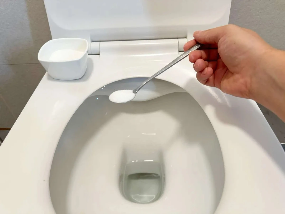 Domowy sposób na kamień w toalecie: Wystarczy łyżka tego produktu, by zniknął w 10 minut