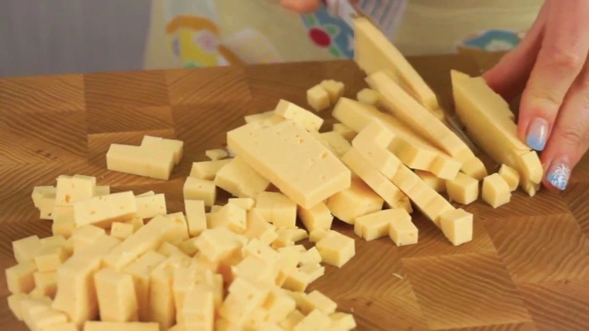 Dlaczego szefowie kuchni zanurzają nóż w gorącej wodzie przed krojeniem? Ten prosty trik zaskakuje