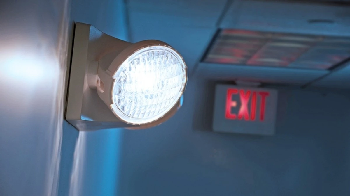 Światło gaśnie często? 4 tanie sposoby na komfort w domu bez agregatu - image 1