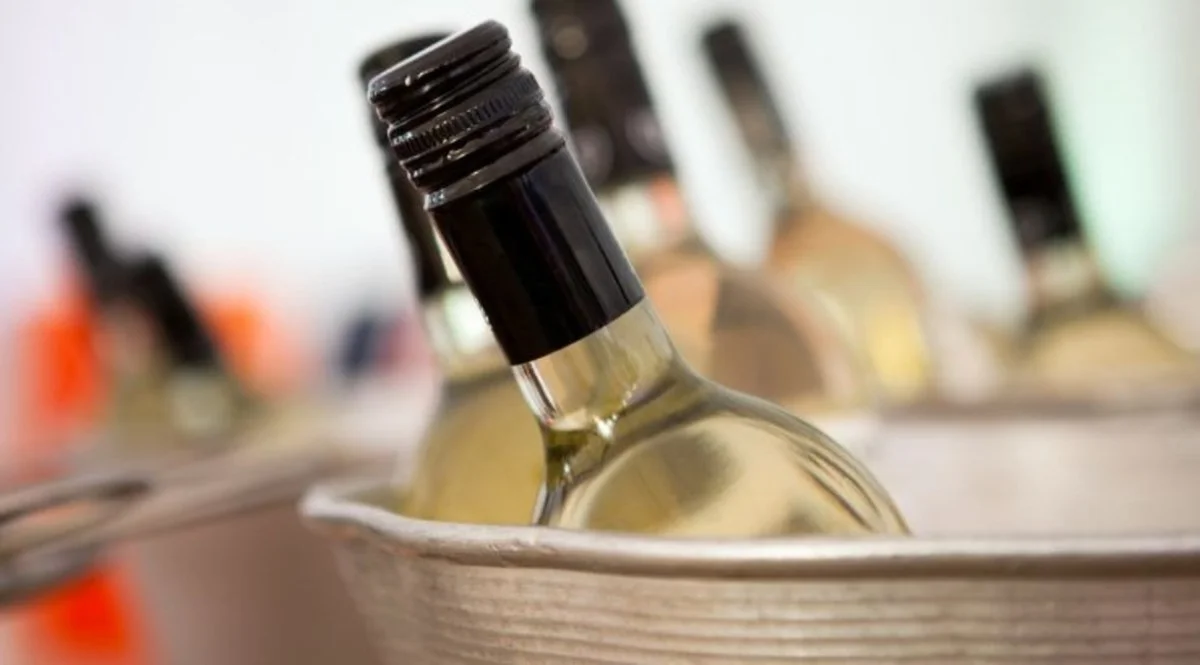 Szybkie chłodzenie wina: sekretny sposób na ostudzenie przed niespodziewanymi gośćmi