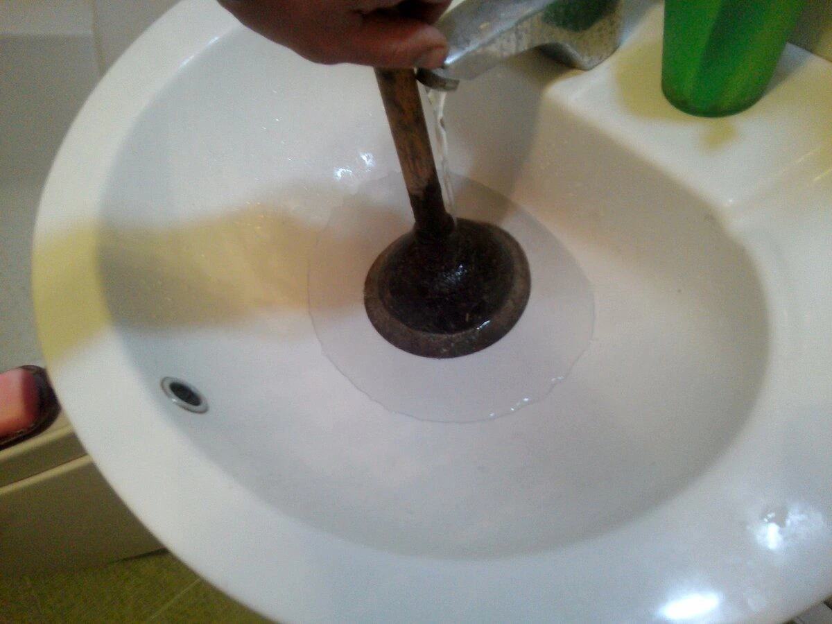 Czynność, która usunie zatkanie w wannie w 60 sekund. Potrzebujesz tylko 2 proszków z kuchni