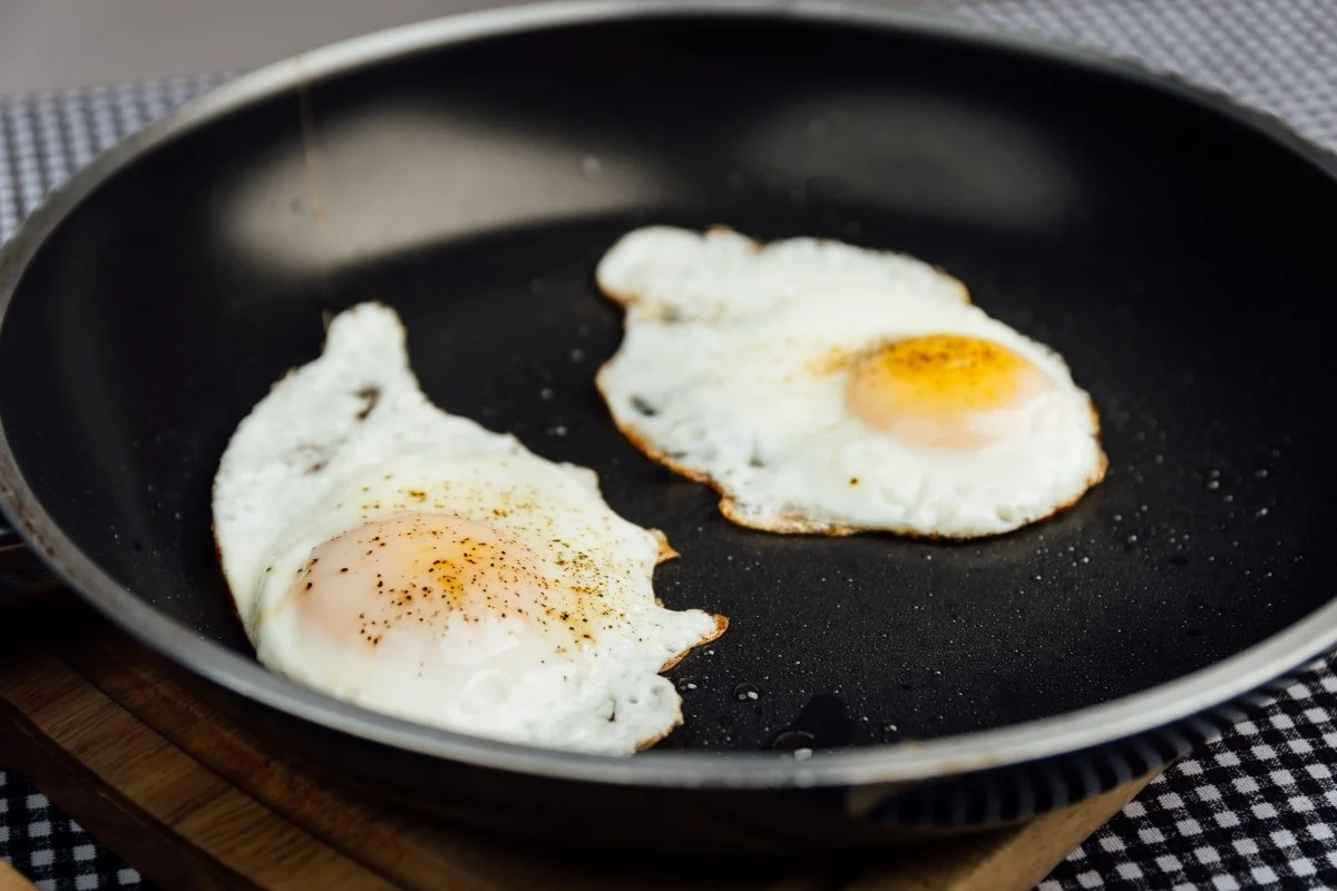 Sekret idealnie usmażonych jajek tkwi w... occie? Ten prosty trik zrewolucjonizuje Twoje śniadania - image 1