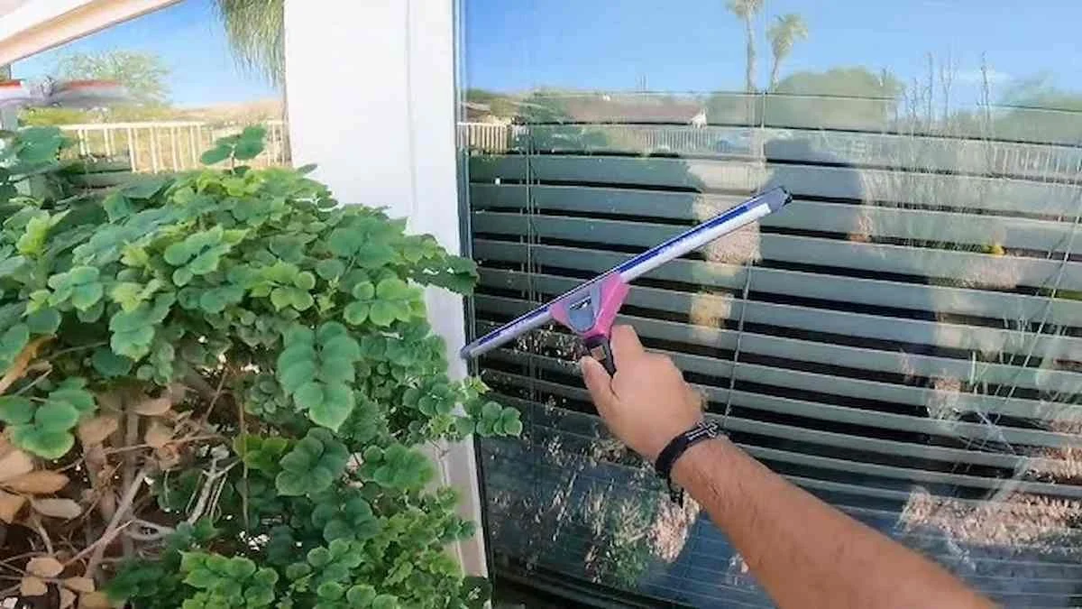 Domowy płyn do mycia okien, który działa miesiącami