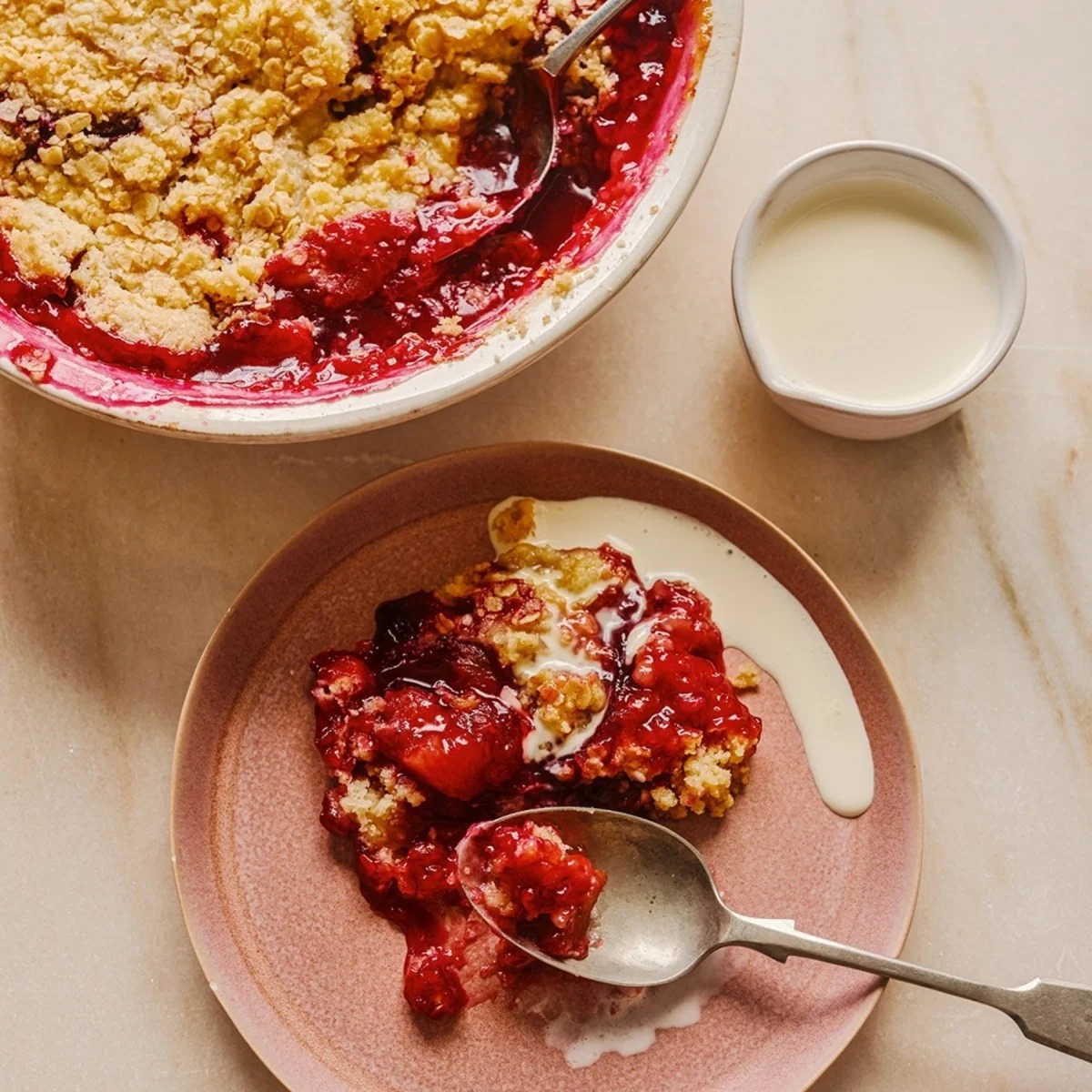 Prosty crumble ze śliwek bez mąki: wykorzystaj sezonowe owoce w 5 krokach