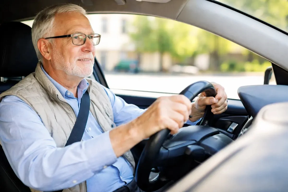 Nowe unijne przepisy: Jak zmiany wpłyną na kierowców po 65. roku życia?