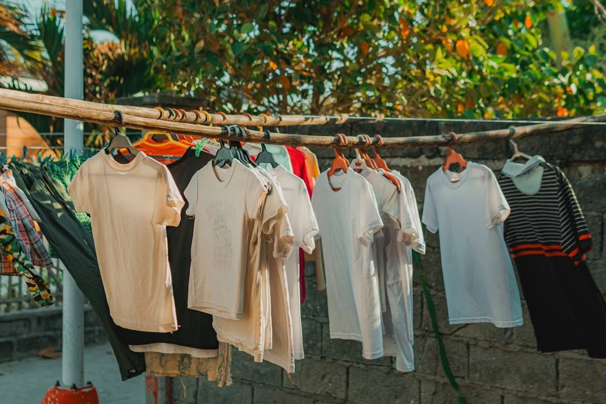 Jak przywrócić świeżość kolorowym ubraniom: metoda na plamy z potu i dezodorantu