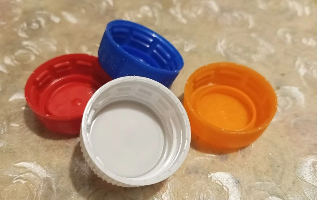 Korki od plastikowych butelek: sekretny trik na błyskawiczne czyszczenie warzyw w 2 minuty