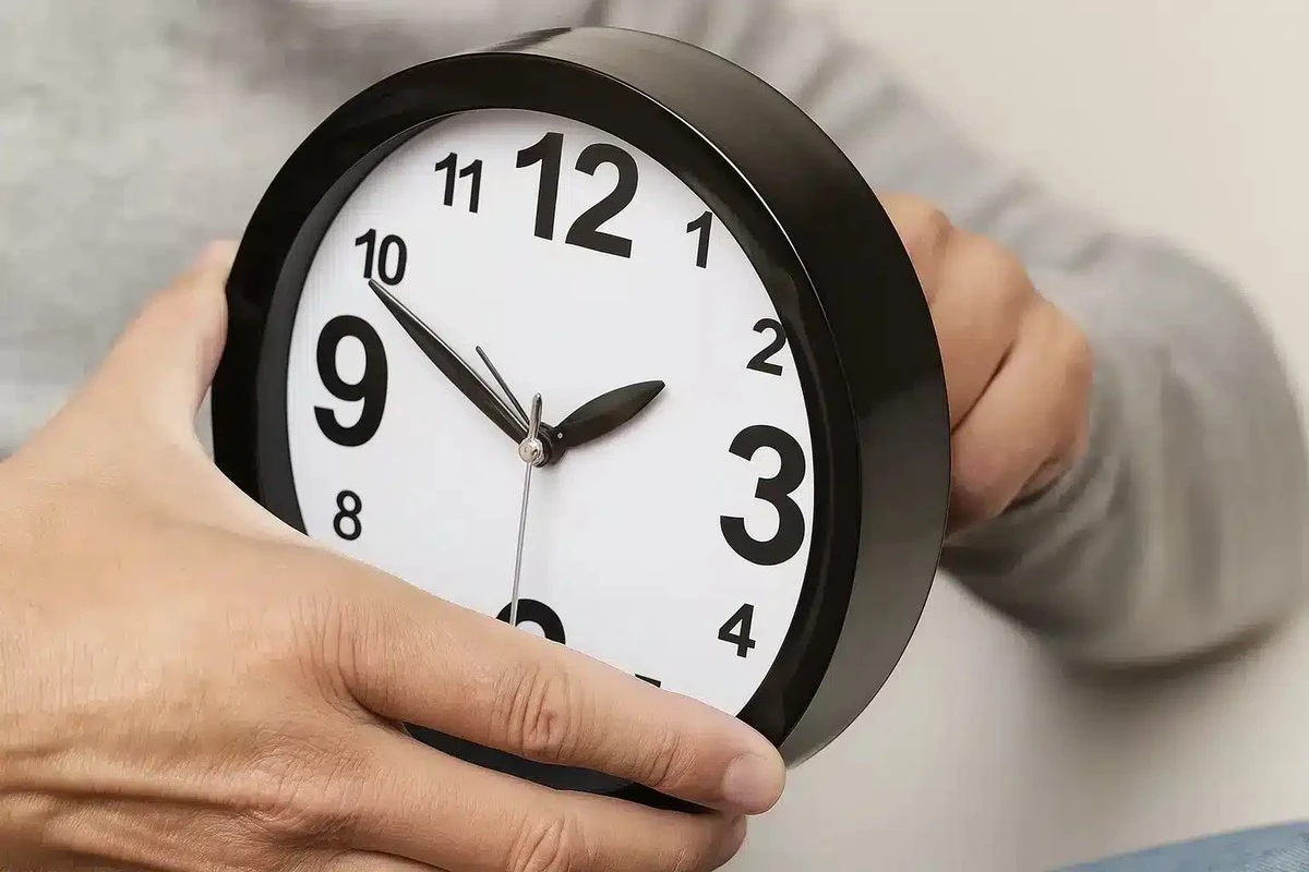 Dlaczego przesunięcie zegarów w 2026 roku nadejdzie wcześniej? Unijne przepisy i nasz sen.