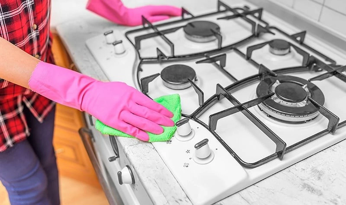 Tłuszcz z okapu zniknął bez szorowania: połączyłam 2 tanie produkty z kuchni i zostawiłam na 5 minut - image 1