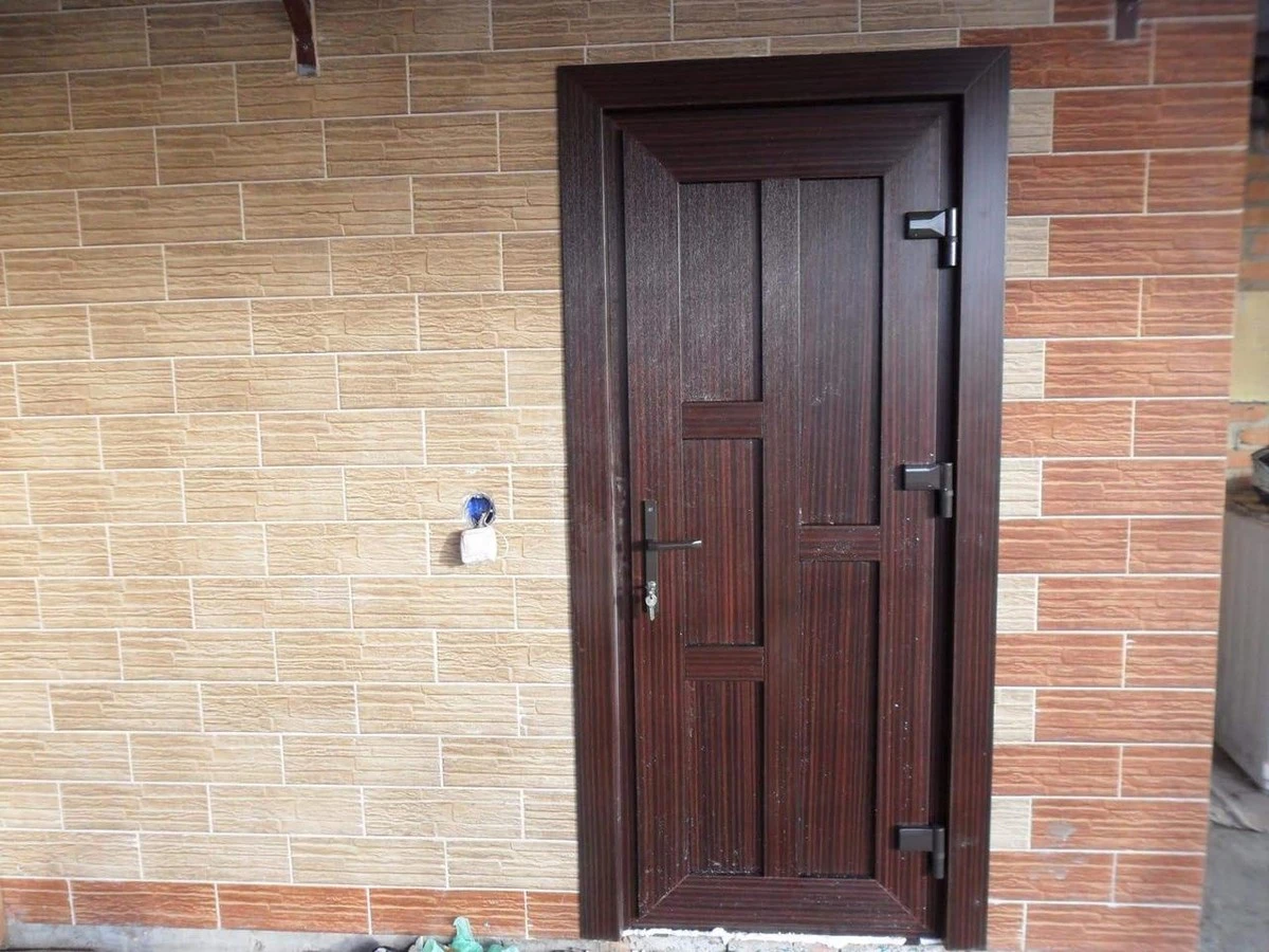 Mały kamyk pod drzwiami? Złodzieje wiedzą, kiedy Cię nie ma w domu. 3 sygnały, które musisz zauważyć