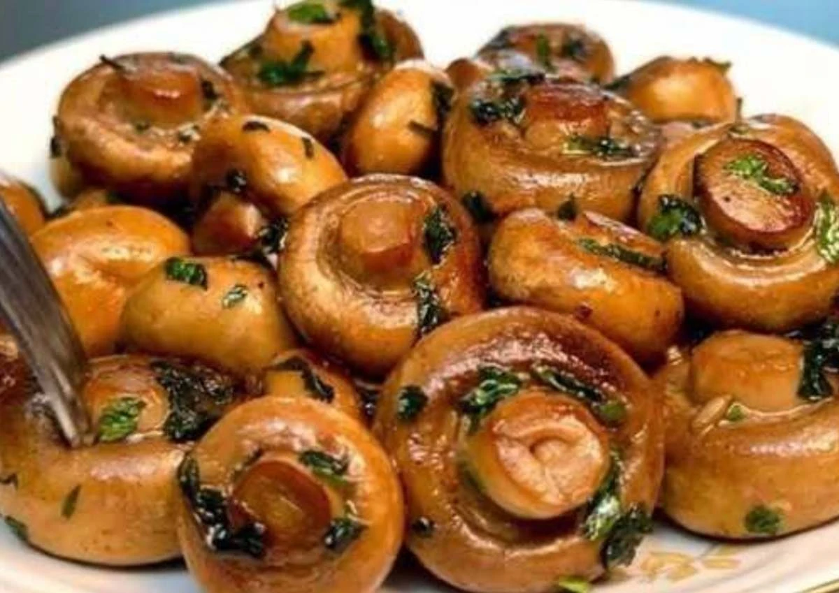 Zapomnij o schabowym. Ten grzybowy przysmak z czosnkiem i masłem zjada mięso na śniadanie.