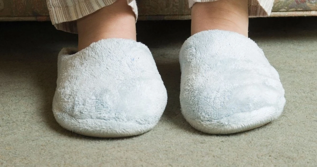 Dlaczego Twoja podłoga jest zimna? Ten jeden przedmiot w pokoju podniesie temperaturę o 3 stopnie - image 1