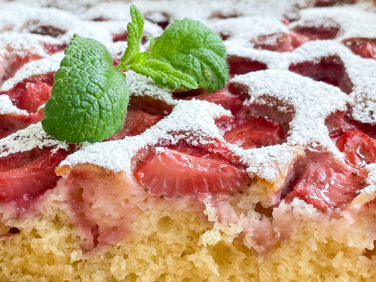 Domowy sernik jogurtowy z jabłkiem lub gruszką: puszysty, szybki i idealny na deser - image 1