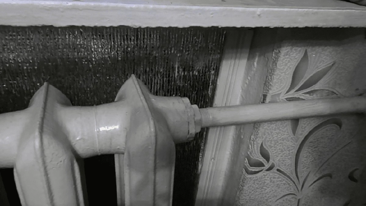 Kuzyn hydraulik pokazał trik na uszczelnienie grzejnika: 1 łyżka soli i gaza – i w domu sucho jak na Saharze