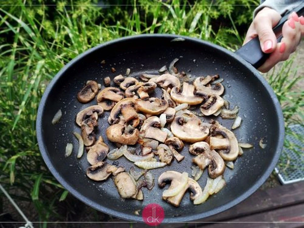 Zapomnij o schabowym. Ten grzybowy przysmak z czosnkiem i masłem zjada mięso na śniadanie. - image 1