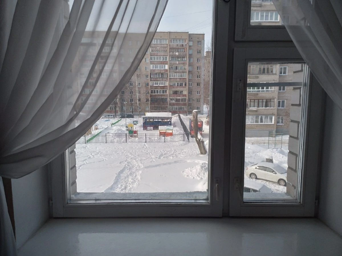 Dlaczego babcie zawsze dodają łyżkę octu do mycia okien zimą? Sekret nieskazitelnego blasku.