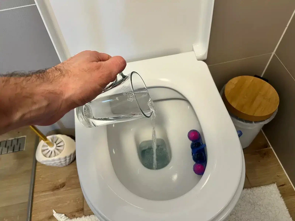 Soda oczyszczona i kwasek cytrynowy: sposób na lśniącą toaletę w 30 minut