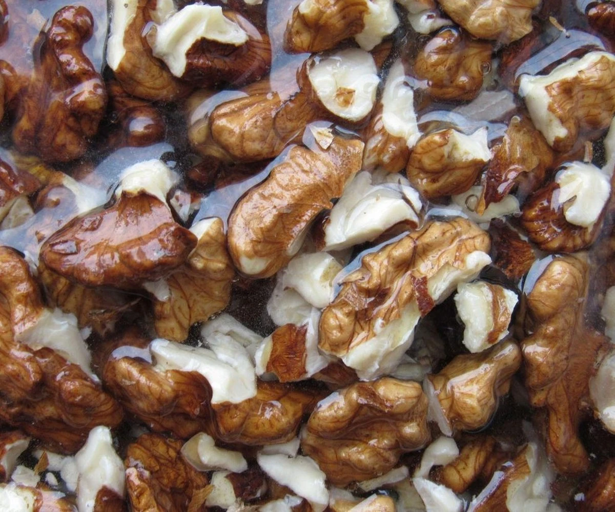 Zaskakujący sposób na łuskanie orzechów włoskich: sekret tkwi w 20 minutach w wodzie - image 1