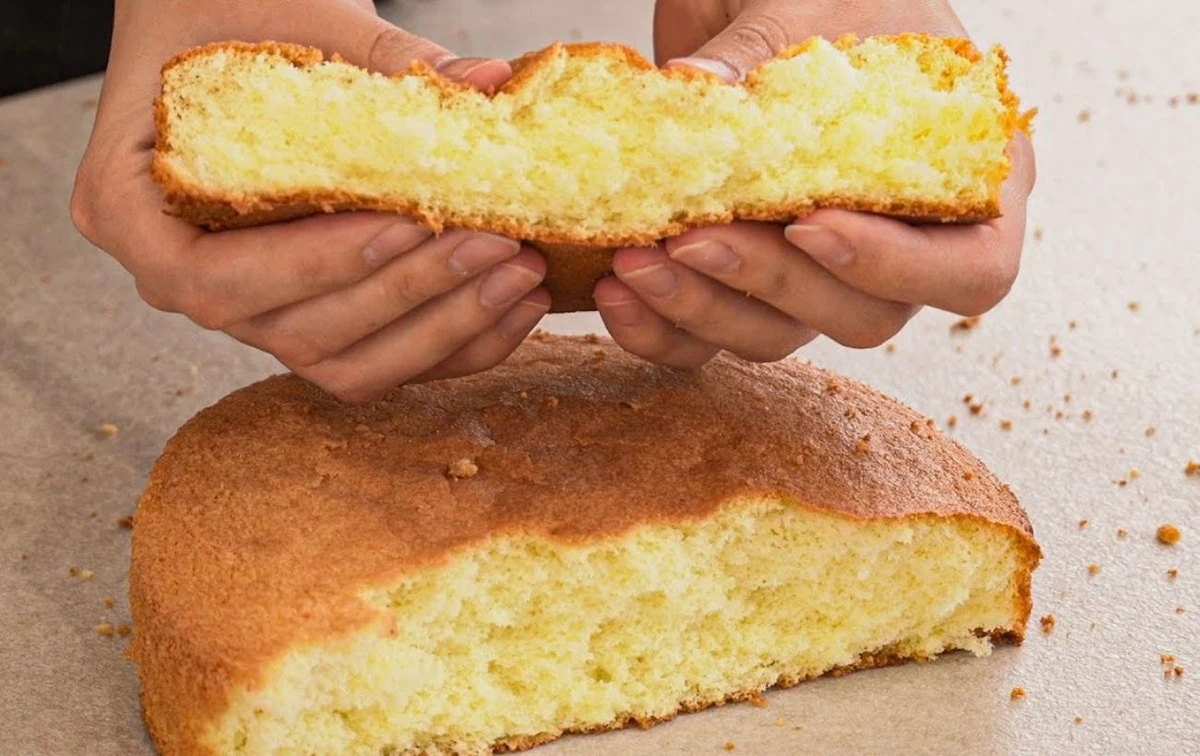 Dlaczego biszkopt nie opada po wyjęciu z piekarnika? 1 składnik, który sprawi, że wypieki będą idealnie puszyste