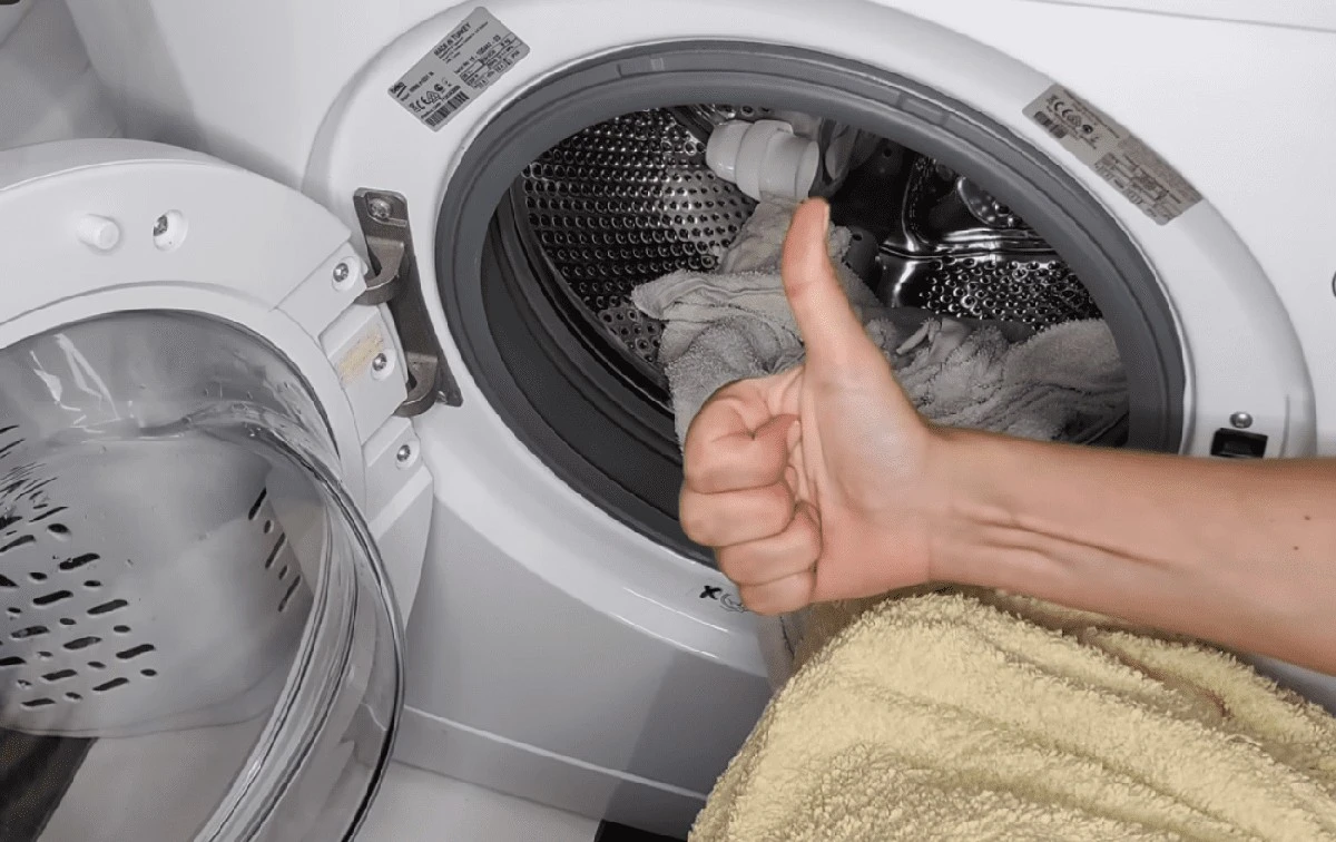 Jak pozbyć się zapachu stęchlizny z ubrań? Domowy płyn do płukania: 2 sposoby na świeżość