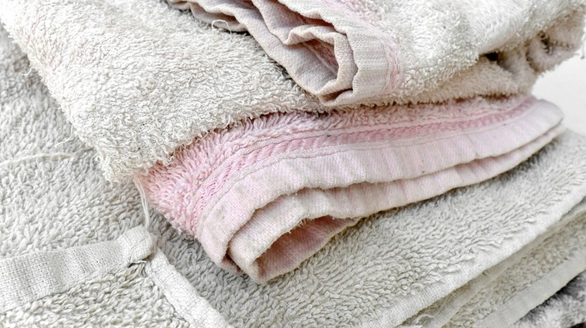 Dlaczego doświadczeni gospodarze zimą gromadzą stare ręczniki – sekretne zastosowanie, które zatrzymuje ciepło w domu - image 1