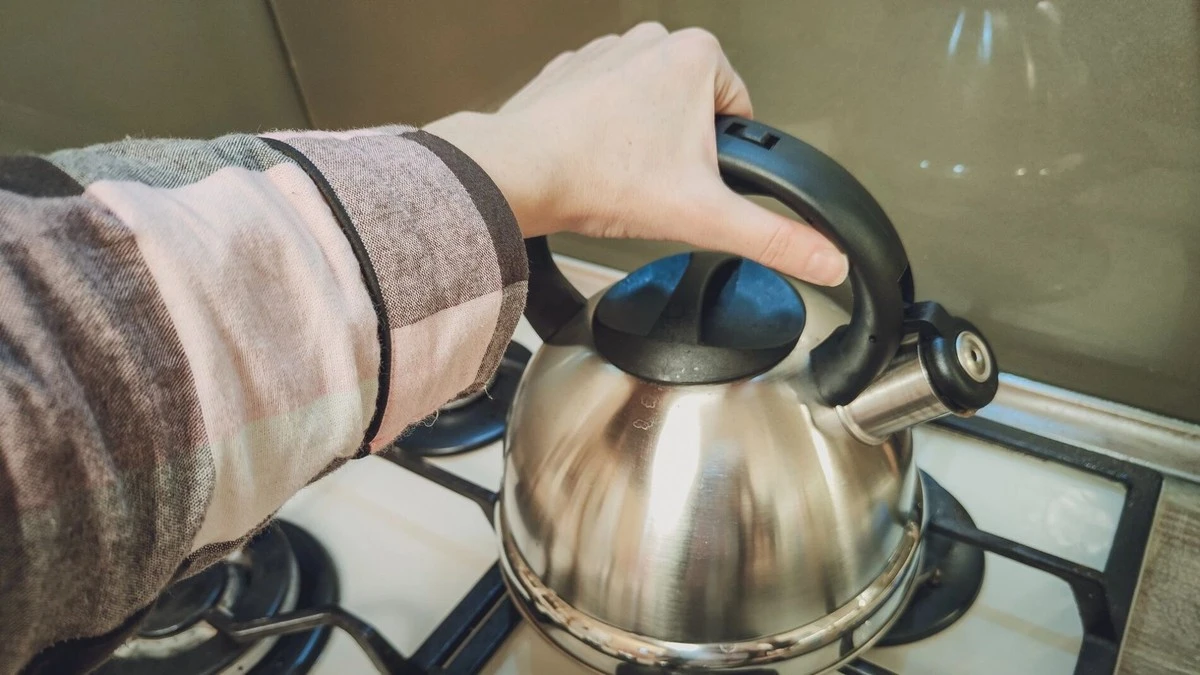 Cud z cytryną: 2 łyżki tego, co wyrzucasz, przywrócą czajnikowi blask