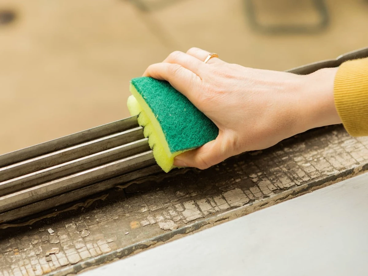 dlaczegogospody-extra-1.webp Dlaczego gospodynie domowe dodają 1 nakrętkę płynu do płukania do wody? Efekt „wow” na oknach i mniej kurzu - image 1