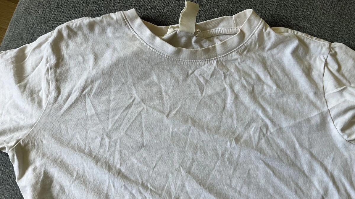 jakusunacplamyz-extra-1.webp Jak usunąć plamy z dezodorantu z koszulek: domowe sposoby, które naprawdę działają - image 1