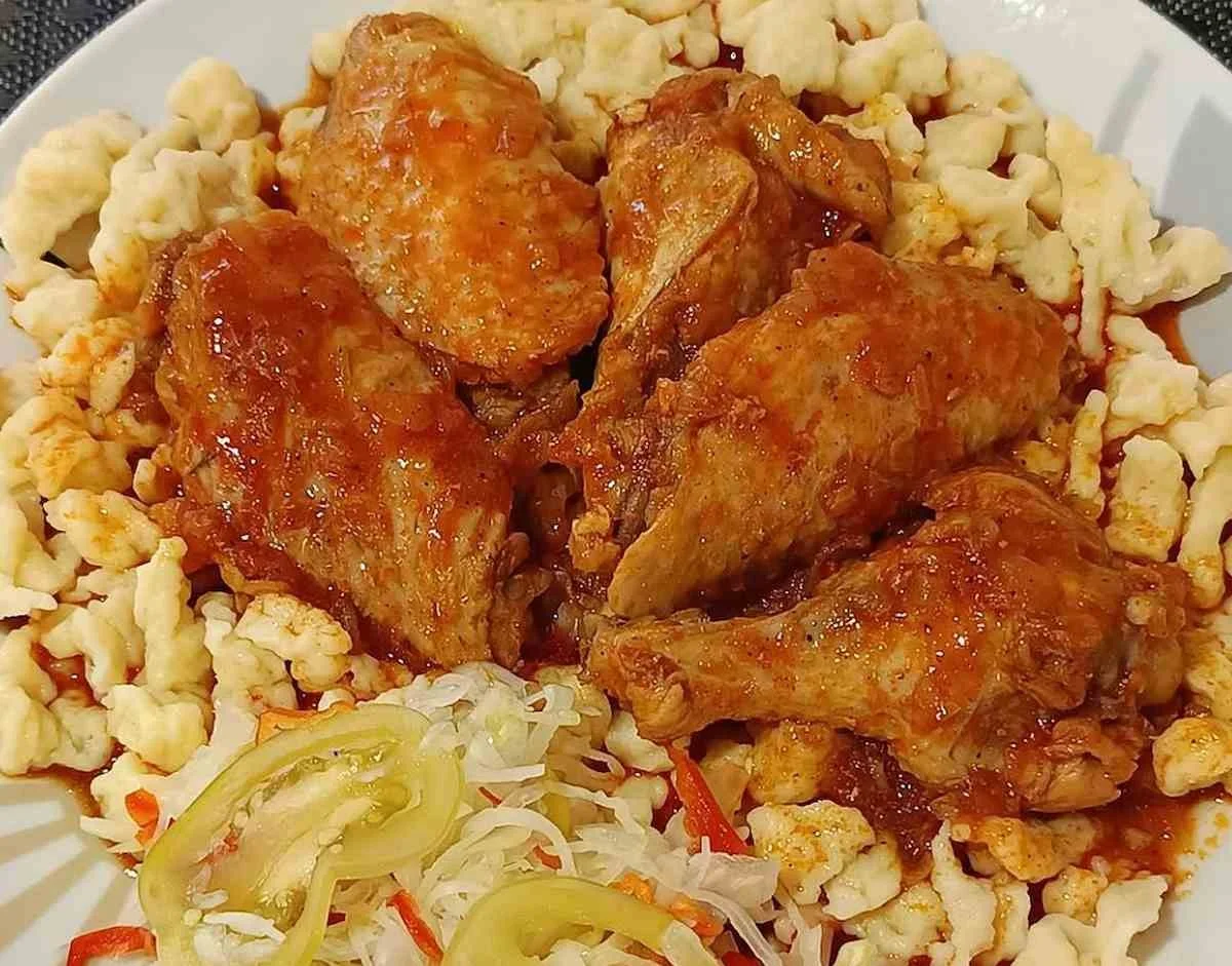 Dlaczego coraz więcej osób gotuje gulasz z kurzych skrzydełek: tak przygotowujemy go u nas