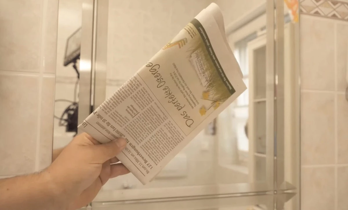 Proste i skuteczne: jak wyczyścić lustra starymi gazetami i herbatą