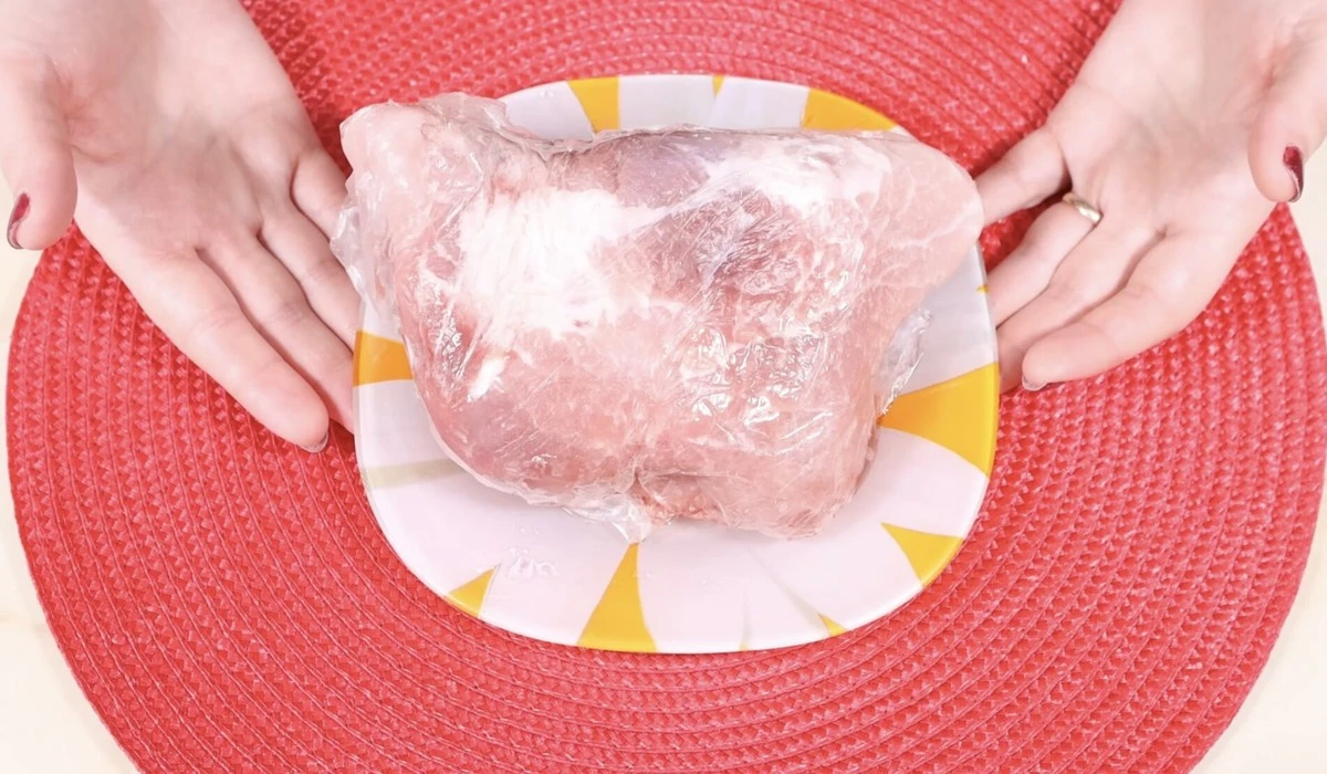 Zimne mięso? Mama zdradziła mi trik na mrożonki, który działa lepiej niż mikrofala