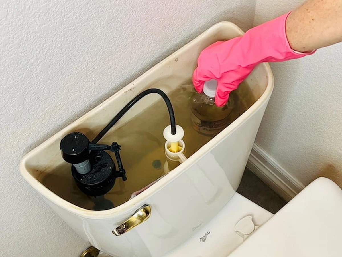 Nigdy więcej szorowania: sekretny trik z octem, który sprawi, że Twoja toaleta będzie lśnić - image 1