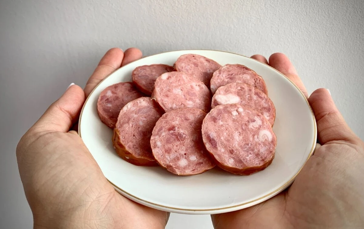 Sztuczka sprzedawczyni z targu: co zrobić z plasterkiem kiełbasy, by mieć pewność, że jest naturalna