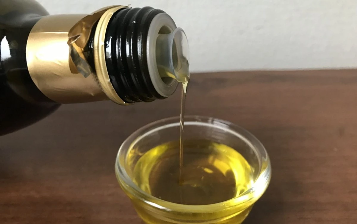 Dwa napisy na etykiecie oliwy z oliwek, które zdradzają podróbkę. Na co uważać na targu?