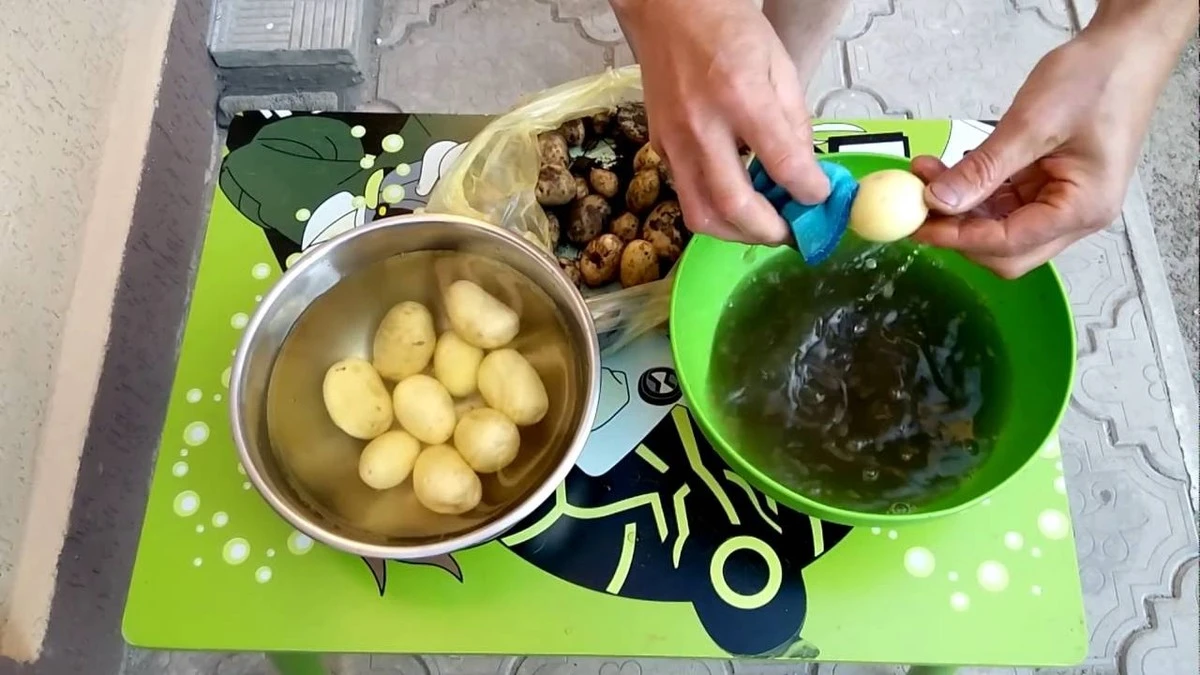 Podobno do kuli z folii. Jak obrać marchewkę, gdy nie ma noża? Trik, który zaskoczył moją przyjaciółkę.