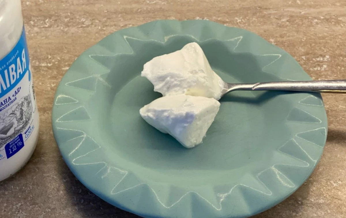 Jak rozpoznać podróbkę śmietany w 5 godzin? Ten prosty test z talerzykiem wszystko ujawni