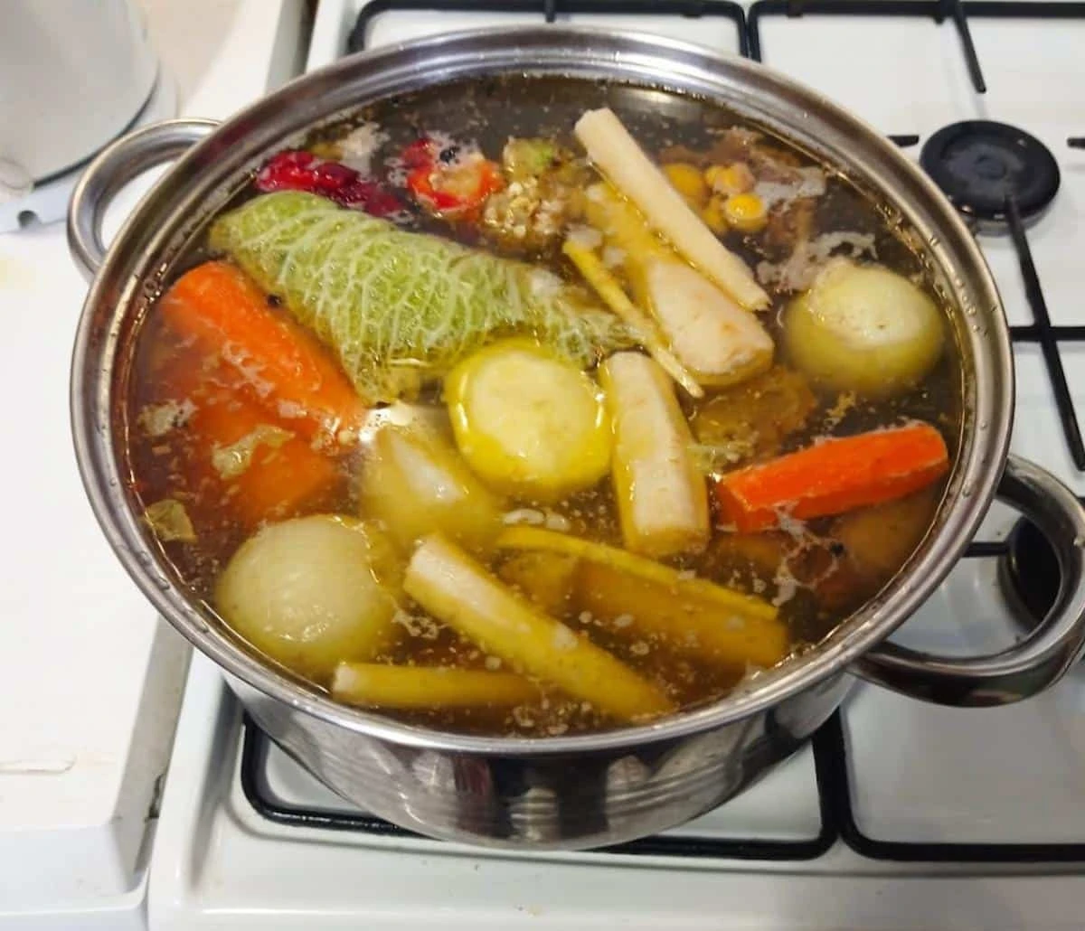 Sekret szefów kuchni: Jedna rzecz sprawia, że rosół jest kryształowo czysty i złocisty