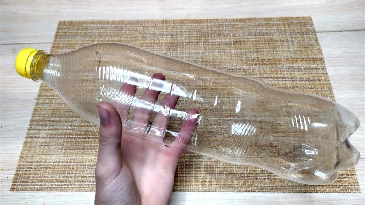 Plastikowe butelki na twoim strychu? Zrobisz z nich płachty do szklarni, ale jeden sposób to strata czasu