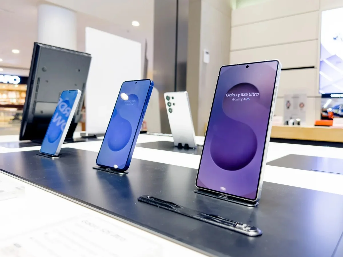 Robot przykleja naklejki do Galaxy. Co to oznacza dla Twojego telefonu?