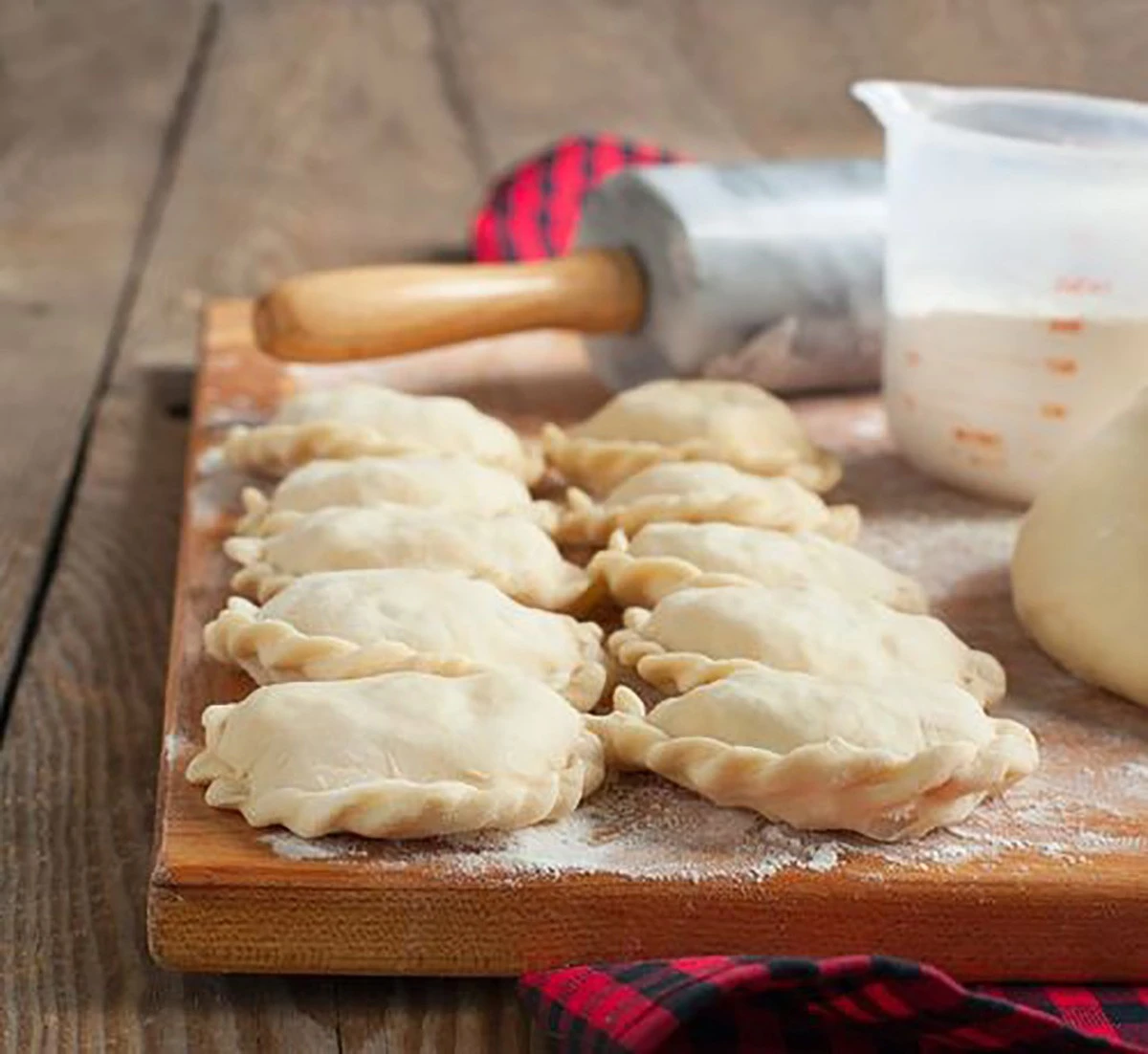 Pierogi domowe: Nasze pierwsze ciasto z niespodzianką okazało się hitem - image 1