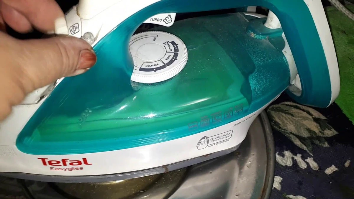 Jak pozbyć się kamienia z żelazka? Ten trik z taśmą naprawi nawet pierwszy model.