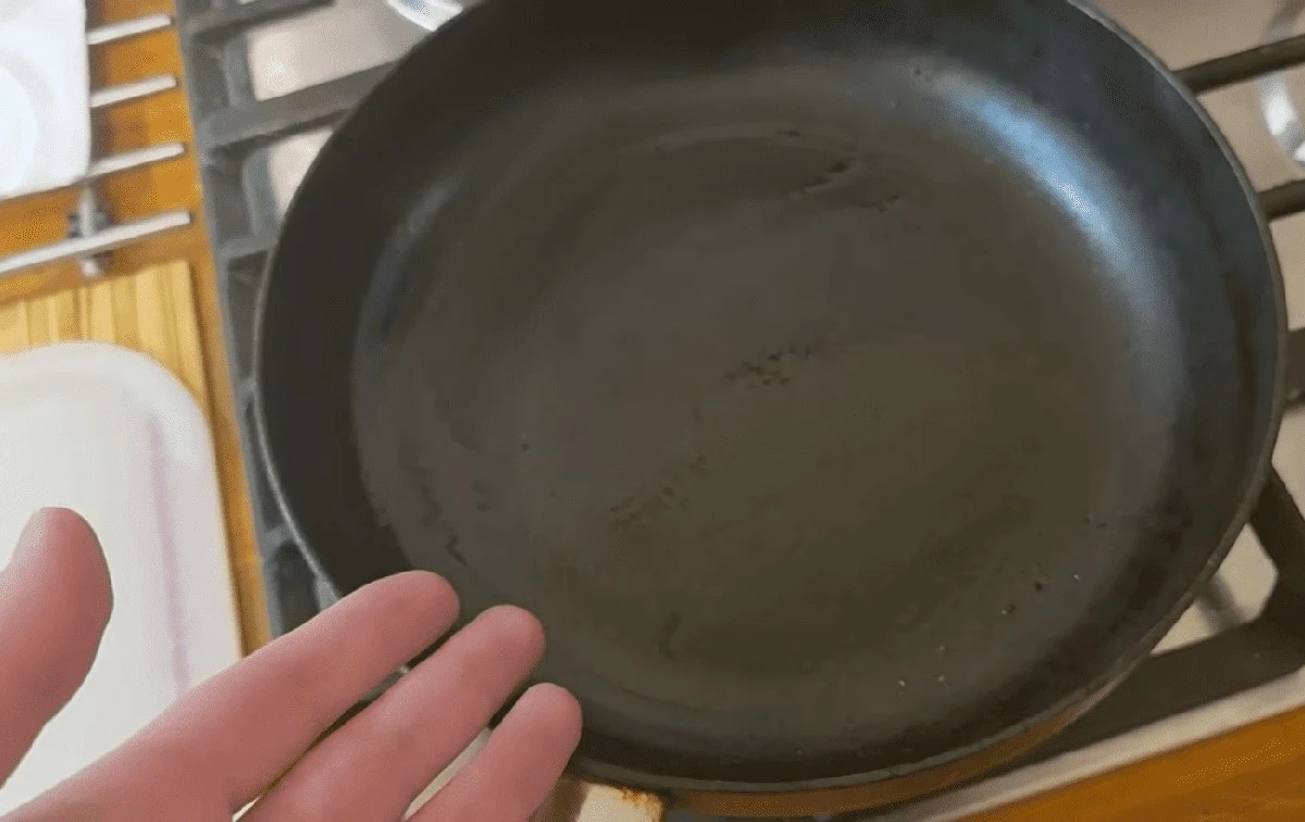 Prosty sposób na przywrócenie blasku starej patelni: mieszanka, która rozpuszcza przypalenia