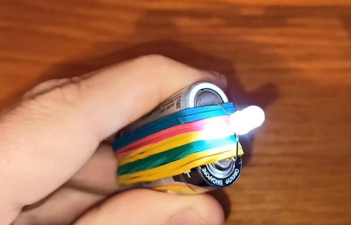 Twój kum-elektryk odkrywa sekret wiecznego latarki z 2 baterii: ratunek, gdy zabraknie prądu